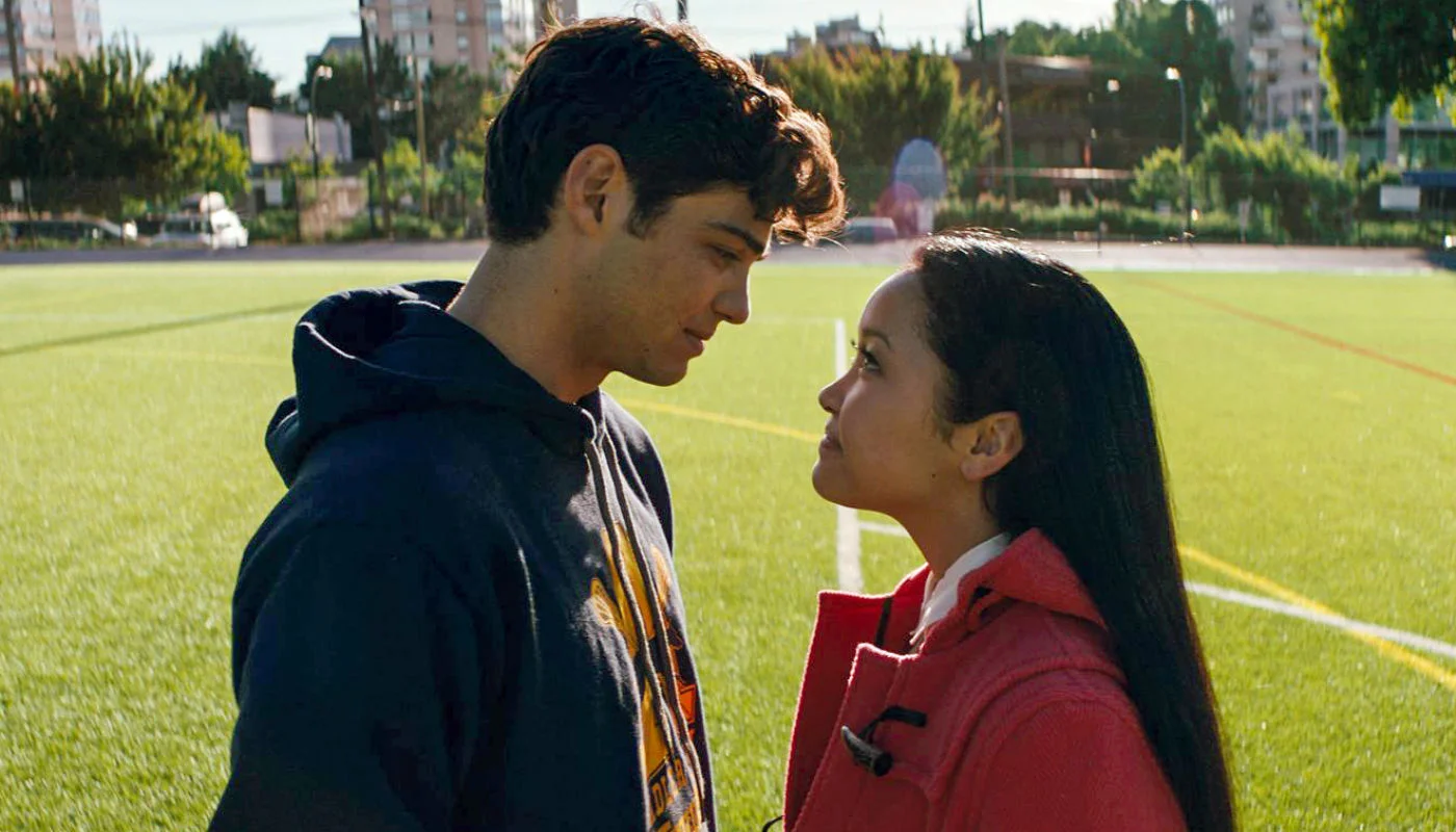 Lara Jean e Peter Kavinsky no campo